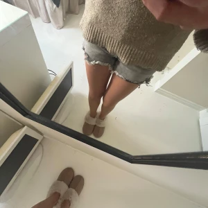 Grå jeansshorts från Gina Tricot - Säljer ett par snygga grå jeansshorts från Gina Tricot. De har en avslappnad look med fransiga kanter och klassisk femficksdesign. Perfekta för en casual stil. 🩳