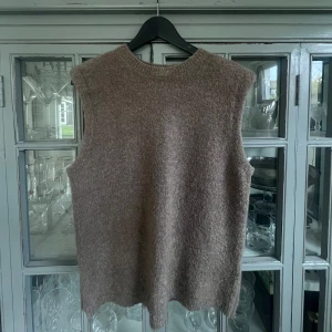 Brun stickad väst - Säljer en mysig brun stickad väst. Perfekt för hösten men även våren! 