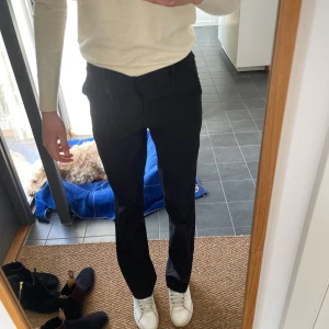 Svarta kostymbyxor från BikBok - Säljer ett par kostymbyxor från bik bok i ett väldigt bra skick för endast 200kr nypris 500kr. Jag är 170 cm och de går hela vägen ner på mig. De är i storlek 36 men passar även mig som har 34. 