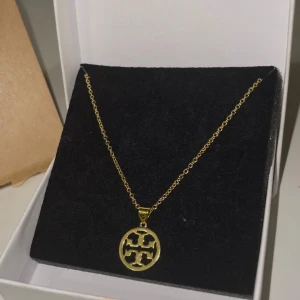 Guldfärgad halsband  - Helt oanvänd, köpt utomlands. Materialet är jag inte säker på.  • Låda medföljer ej, dock paketeras smyckena säkert för leverans