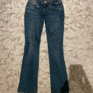 Blå jeans från LTB - Super trendiga och slutsålda low waist bootcut jeans från ltb i modellen valerie. I nyskick och i storleken w24 l34 OBS: storleken är stor och jeansen e stretchiga. Nypris är 800 men säljer för endast 500 kr! Hör av er vid fråger och priset går att diskuteras💗