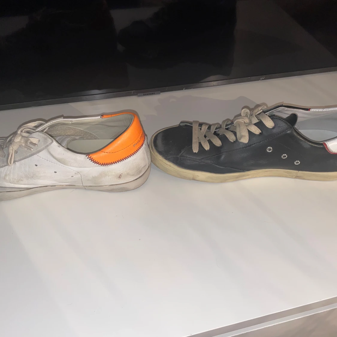 Svart och vit sneakers med färgdetaljer - 1