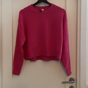 Rosa tröja från H&M - Säljer en snygg rosa tröja från H&M. Tröjan är stickad med långa ärmar och har en ribbad kant vid halsen. Aldrig använd så mycket bra skick!