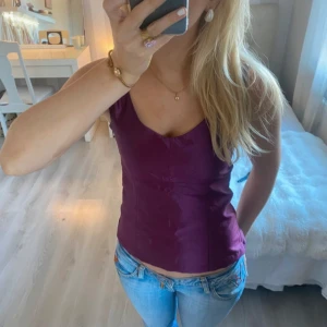 Lila topp - Jätte fin topp i lila färg! Snygg passform! 