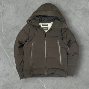 Svart dunjacka från Sail Racing storlek L - Sail racing vinter jacka lite fläckar men inget som inte går bort vid en enkel tvätt annars inga defekter! Det är bara o skriva om man vill ha bilder eller har frågor!