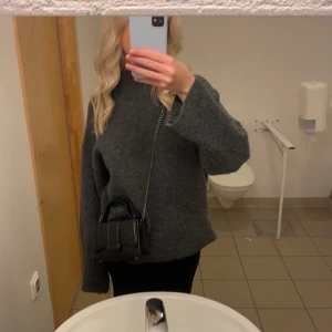 Mörkgrå stickad tröja - Ifrån Gina
