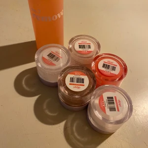 Färgglada nagelpulver från Dippi - Säljer flera burkar med nagelpulver från Dippi i olika färger, samt en remover. Produkterna är använda och innehållet i burkarna varierar. Ord. Pris 159/burk.