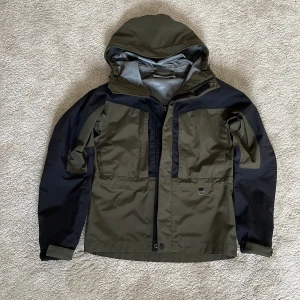 Grön och svart jacka från Acne Studios - Oanvänd skaljacka från Acne Studios, strl S-M typ.