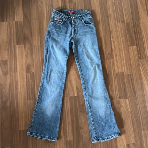Blå jeans från Miss Sixty - Snygga blå jeans från Miss Sixty med bootcut-stil. Behöver tyvärr sälja för de är för små för mig💕