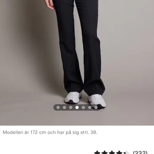 Svarta kostymbyxor - Snygga svarta kostymbyxor med en klassisk design. Byxorna har en rak passform och är perfekta för en stilren look. De har diskreta fickor bak och fram samt en dragkedja framtill.