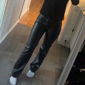 Svarta skinnbyxor Bikbok - Snygga skinnbyxor med medelhög midja från Bikbok, använda fåtal gånger!