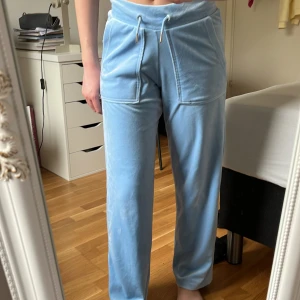 Velourbyxor - Jättefina velour byxor i ljusblå färg. Nästan aldrig använda