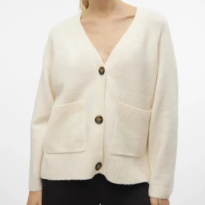 Vit/beige kofta - Jätte fin stickad kofta från vero moda. Den är knappt använd så den är i bra skick. Nypris:450