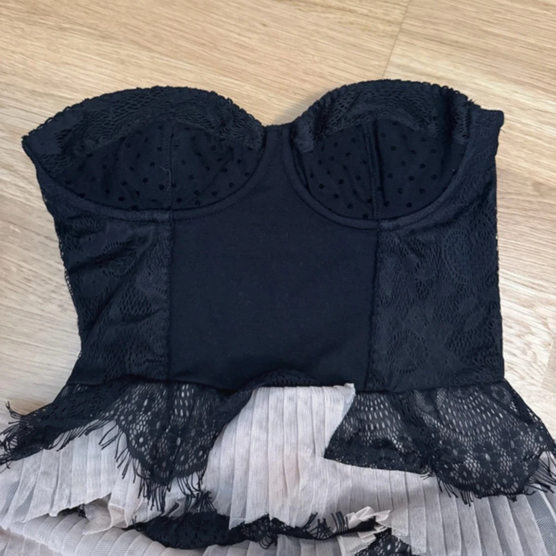 Axelbandslös klänning med spetsdetaljer från hm - 1