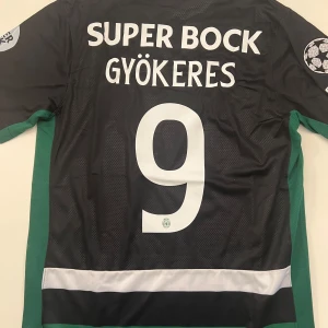Gyökeres Sporting Lissabon 24/25 Champions league - Storlek M. Aldrig använd, tag finns på. Replika 