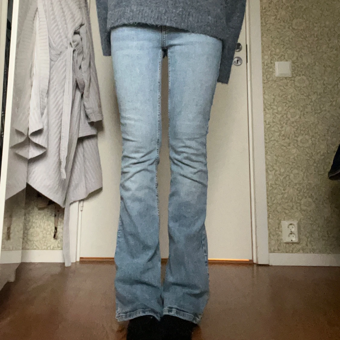 Ljusblå bootcut jeans