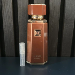 Liquid Brun Parfym - Liqud brun, den bästa unisex parfymen ute. Clone av den magiska o ökända parfumes de Marley. Med en ton av vaniljig, karamell samt söta noter. Perfekt för den som söker en sofistikerad doftupplevelse.