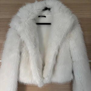 Vit pälsjacka från Gina - Säljer en fluffig och stilren vit pälsjacka från Gina tricot❣️Jackan har en kortare passform med långa ärmar och är endast använd 2 gånger! 