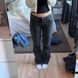 Svarta låga raka  jeans - Svarta raka låga jeans från lager 157 i icon modellen. Säljer då de blivit för stora för mig, använda men väldigt fint skick. 