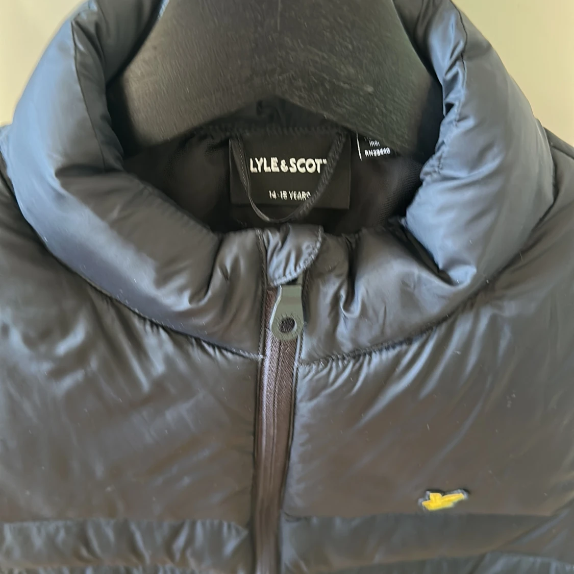 Svart dunväst från Lyle & Scott - 1