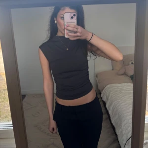 Soft touch topp - Supersnygg elegant topp från gina! 