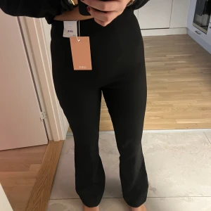 Svarta högmidjade byxor - Snygga svarta högmidjade byxor med en tight passform. Helt nya köpta på Nelly för 400kr.