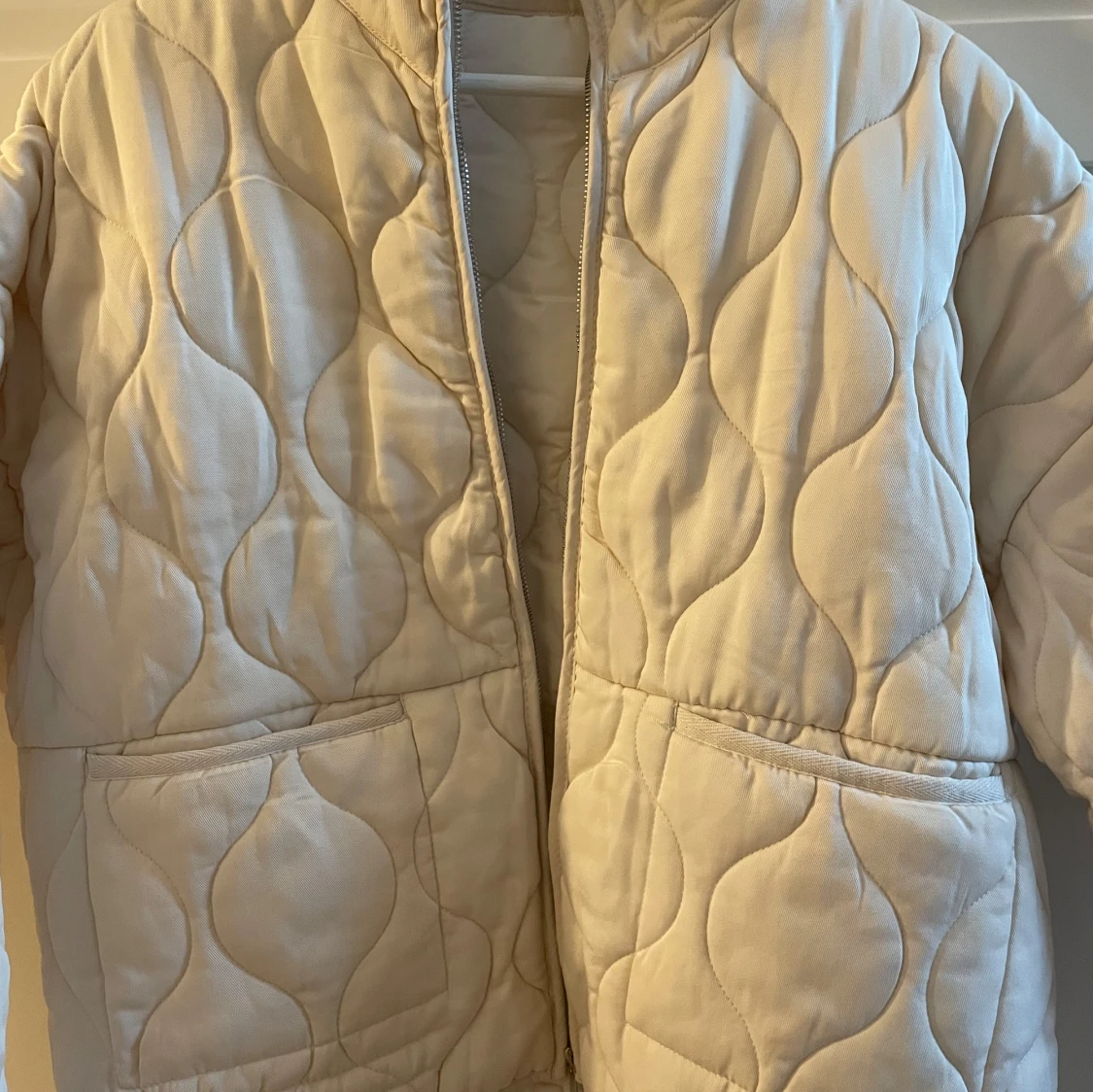 Beige quiltad jacka - 4