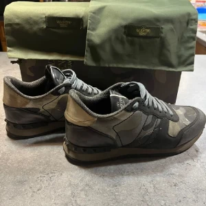 Valentino Rockrunner ‼️STEAL‼️ - Innermått 26cm. |Storlek:39 passar 41,5|Skick:7/10|Tillbehör: allt og |Nypris:8515kr|Hör av er för ev frågor och bilder✔️. Priset kan diskuteras vid snabb affär!📋 Tvättar innan de skickas iväg‼️