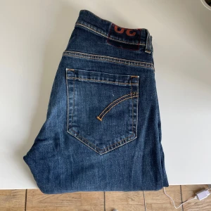 Dondup George  - Tjena, säljer mina Dondup Jeans i den trendiga modellen George. Jeansen är knappt använda, cond 9/10. Nypris: 3200kr, hör av er vid minsta intresse//Vilmer 