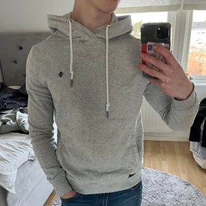 Morris Hoodie - Säljer denna riktigt sköna Morris hoodien! Utmärkt skick finns inga direkta tecken på användning! | Storlek S och passar mig som är 178cm! | Ställ gärna frågor innan du köper!