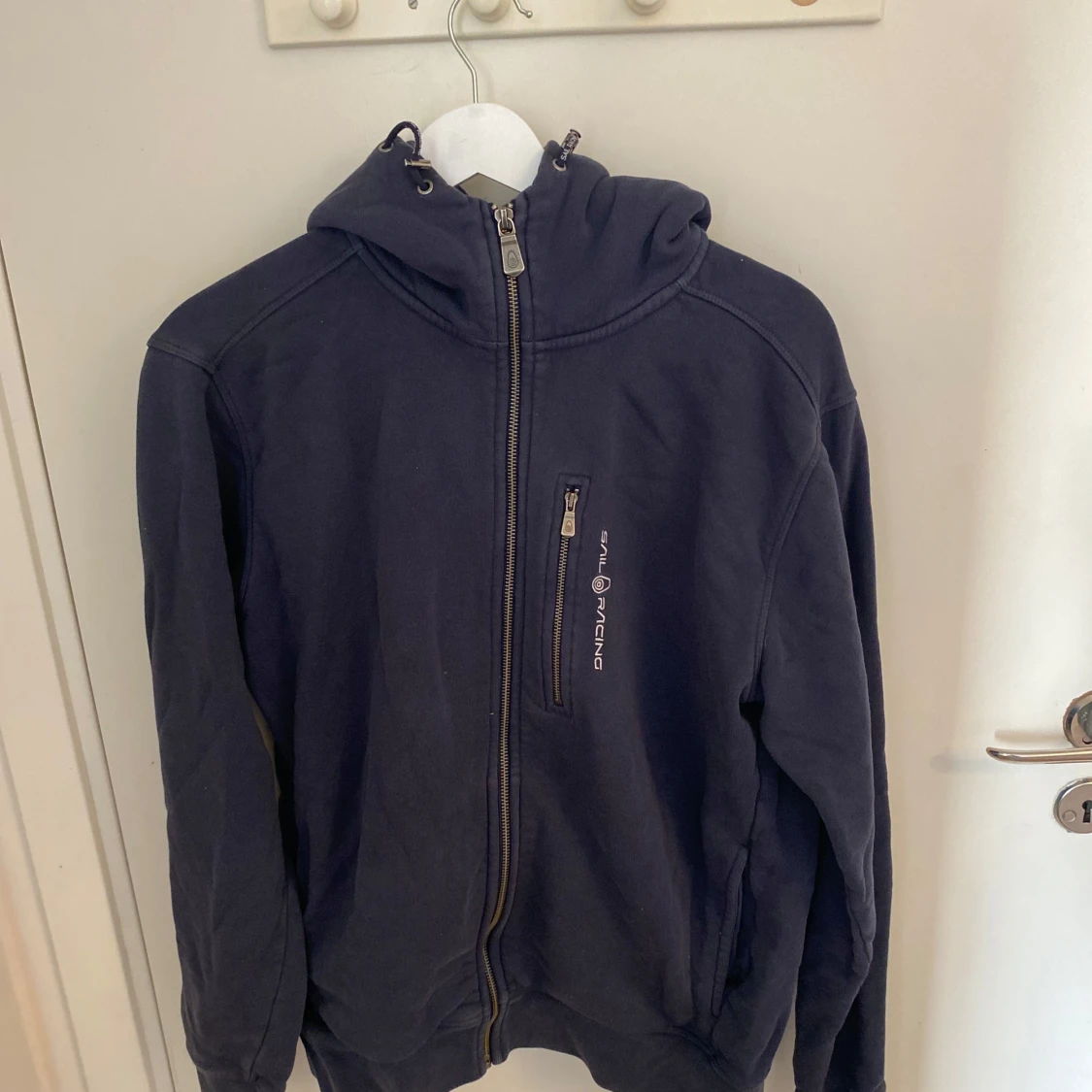 Mörkblå hoodie från Sail Raicing