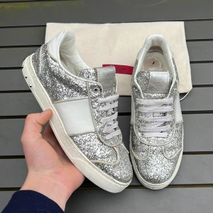 Valentino flycrew  - Säljer dessa sjukt snygga valentino flycrews! Dam modell✌️ size 38,5 passar även 39! Kan mäta innersulan vid behov. Skick 8/10 alla nitar kvar! Vad ingår? Dustbag samt 1 extra nit ✅ hör av dig vid frågor eller fundering🤩