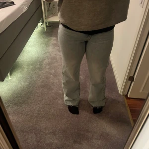Ljusblå jeans med bootcut - Säljer ett par ljusblå jeans med utsvängda ben. De passar tyvärr dock inte längre och har inte användning för dem