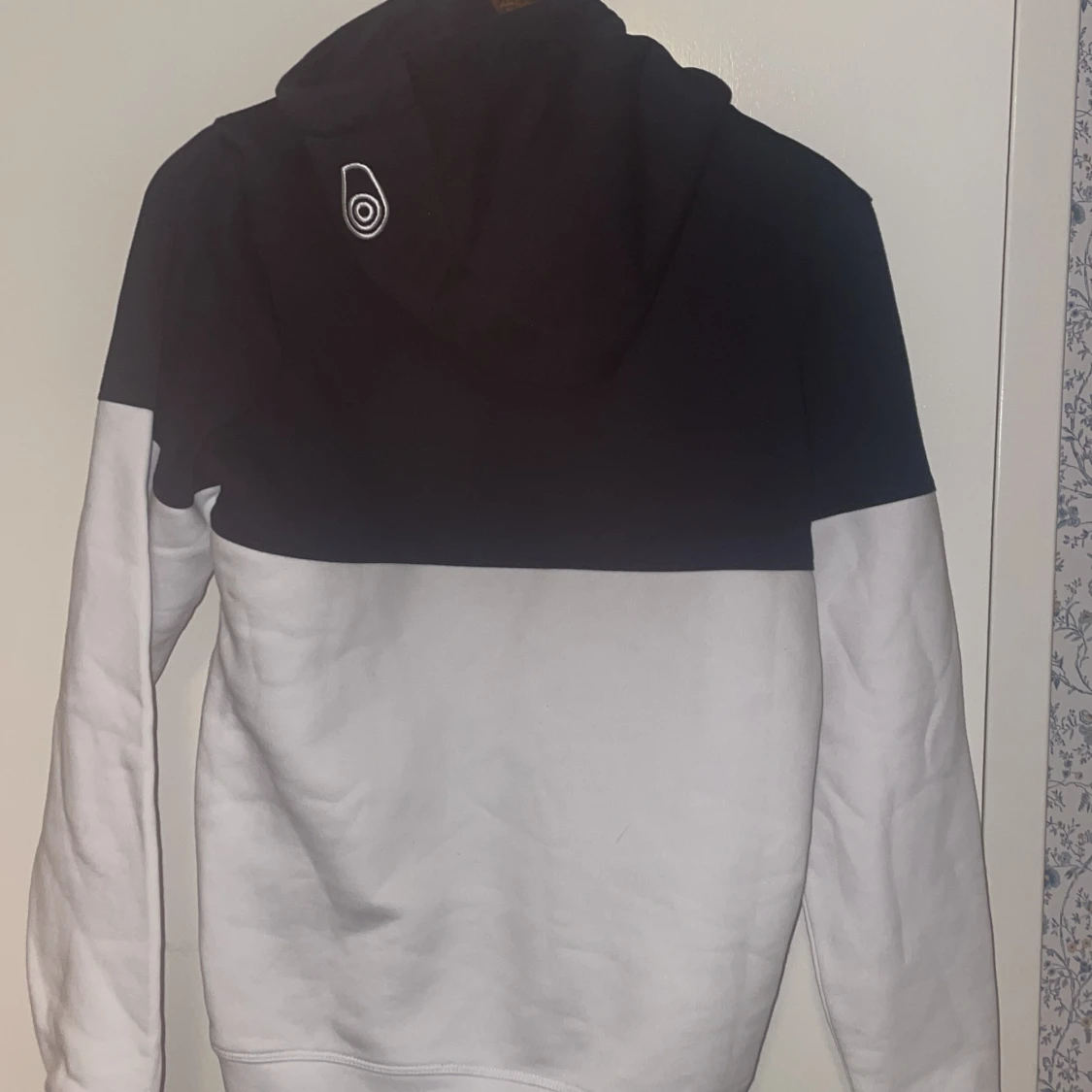 Svart och vit hoodie från Sail Racing - 1