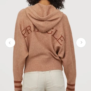 Oversize hoodie - Pringle of Scotland x H&M Varsity Hooded Sweater i underbara färgen camel.  Storlek M men rymlig. Fåtal noppor men inga andra anmärkningar. 