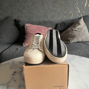 Golden Goose - Hallå🥸! Dagens sälj är dessa grischiga Golden Goose skor färg 🐁 skicket är då marknadens bästa på 8/10 och har rengjorts för mer funderingar är det att bara skicka på dm ha det gott!