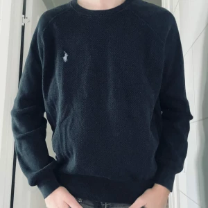 Ralph Lauren Sweatshirt  - Riktig snygg Ralph Lauren troja till salu - Storlek M - Passar mig som är 177 cm lång - skick 9/10 - ny pris 1999 - mitt pris 499 - bara att säga till om du har nagra frägor eller funderingar