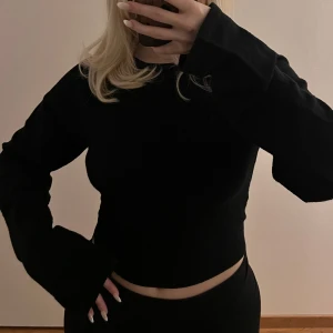 Svart långärmad tröja med öppen rygg - Snygg svart stickad långärmad tröja från NAKD med öppen rygg. Storlek XS. Något nopprig (se bild). Köparen står för frakten 🩷