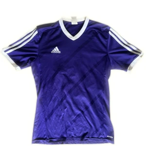 Adidas t-shirt - Random football tee inget lag bara nummer 15