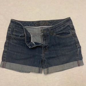 2000s Vintage Lågmidjade Jeansshorts från Tommy Hilfiger - Snygga jeansshorts från Tommy Hilfiger i klassisk blå denim.💞Super good condition!! Ask about price openly!!🌟