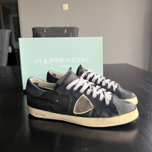 Philippe Model Skor - Sjukt feta och snygga Philippe modell skor som passar perfekt nu till våren. Skorna är marinblåa men ser nästan svarta ut. Storlek 41 o skön passform, skorna är väldigt mjuka. Sulan är lagad och redo för användning.