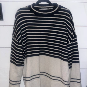 Randig tröja från Dilvin - Säljer en snygg randig tröja från Dilvin i svart och beige. Den är rätt varm. Den är köpt på chiquelle.