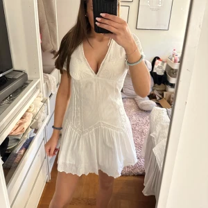 Studentklänning - Säljer en söt vit klänning från Zara, perfekt till studenten!💕☺️