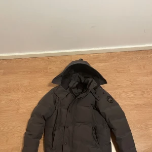 Svart dunjacka från Canada Goose - Säljer min Canada Goose pga att den börjar bli för liten. Den är i storlek m och endast använd den här vintern. Skicka gärna ett pm vid frågor! Päls finns ochså 
