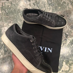 Lanvin cap toe  - Ett par gråa lanvins i storlek uk8 vilket motsvarar 43. Dustbag ingår! Bra skick!