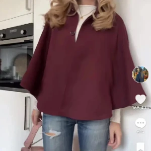 Svart kappa från hm - Säljer denna super snygga svarta kappan från hm i svart!!! ❤️aldrig använd, kan gå ner i pris vid snabbt köp 