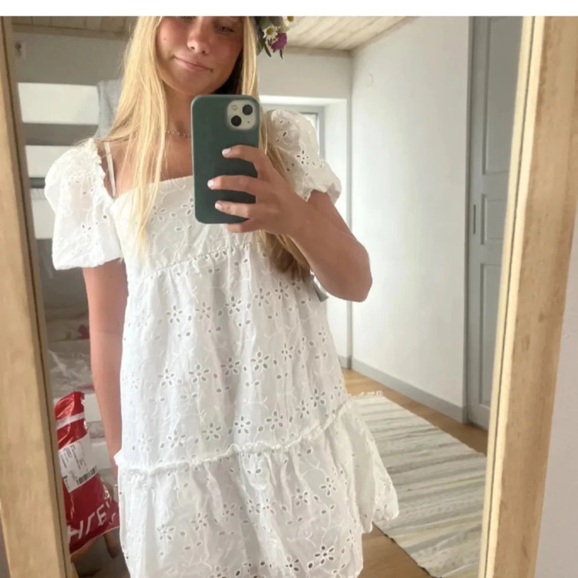 Vit klänning med broderidetaljer - 1