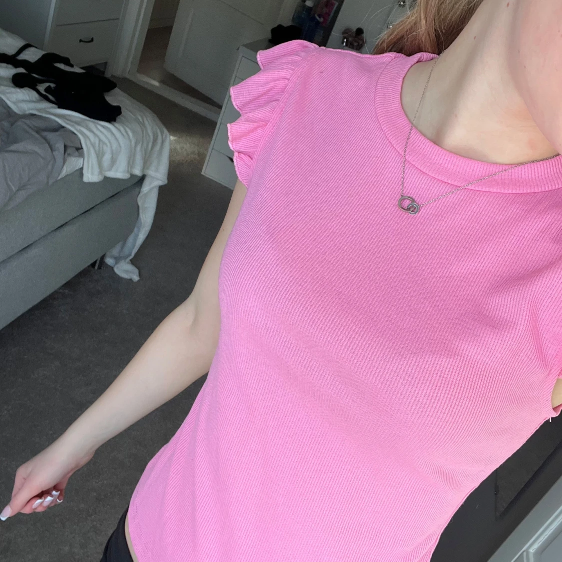 Rosa ribbad topp med volangärmar - 1