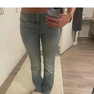 Ljusblåa boocut jeans - Jättefina ljusblåa jeans med låg midja, inga defekter💗💗lånade bilder