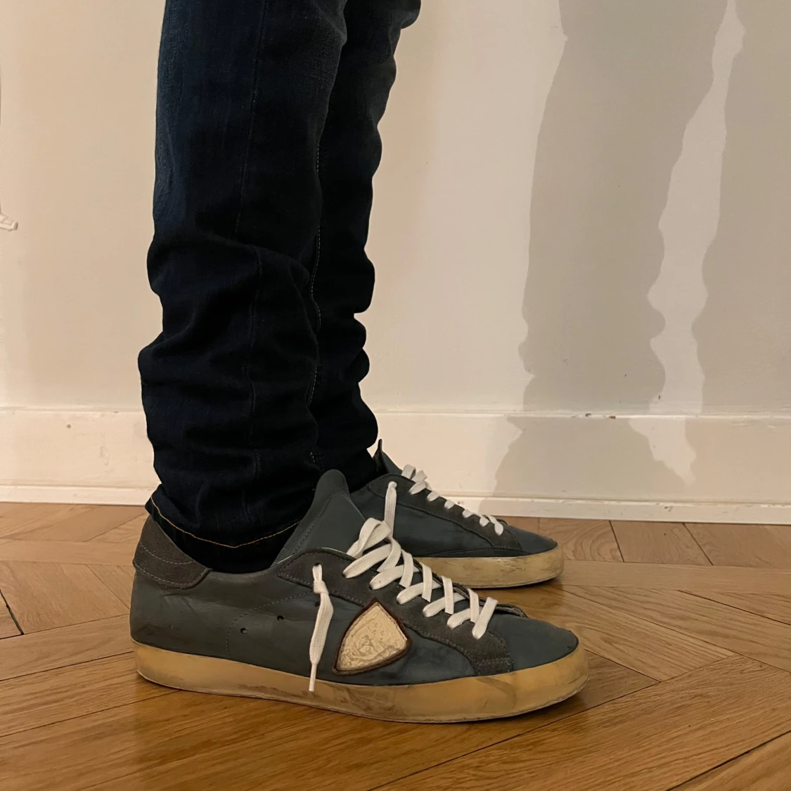 Grå sneakers med vita detaljer - 1